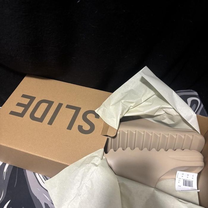 Yeezy Slide 43.