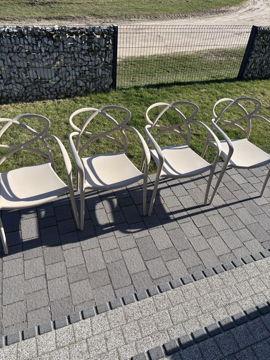 Zestaw 4 foteli z polipropylenu w kolorze ciepłej szarości