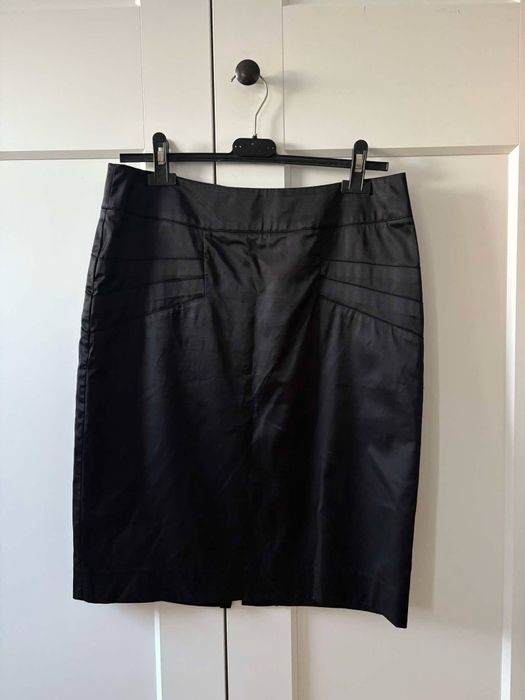 Czarna atłasowa spódnica przed kolano z solar