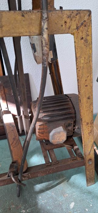 Motor Eléctrico EFACEC com mesa de Ferro -2Cv - 2820 rpm