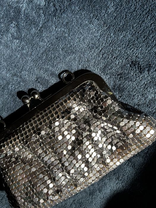 Pochete de cerimónia prateada.