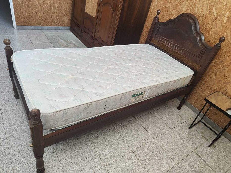 Cama de Madeira com Colchão