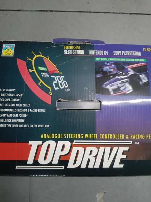 Volante e pedais consola