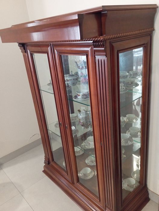 Cristaleira em cerejeira