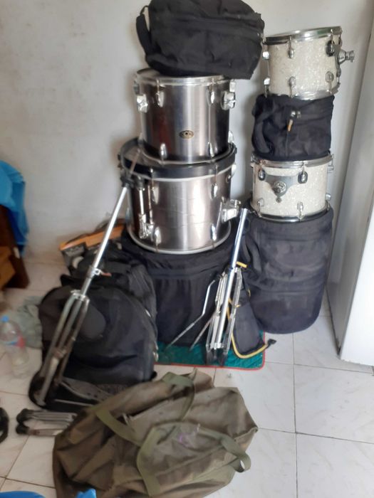 Vendo 2 baterias pratos e acessórios