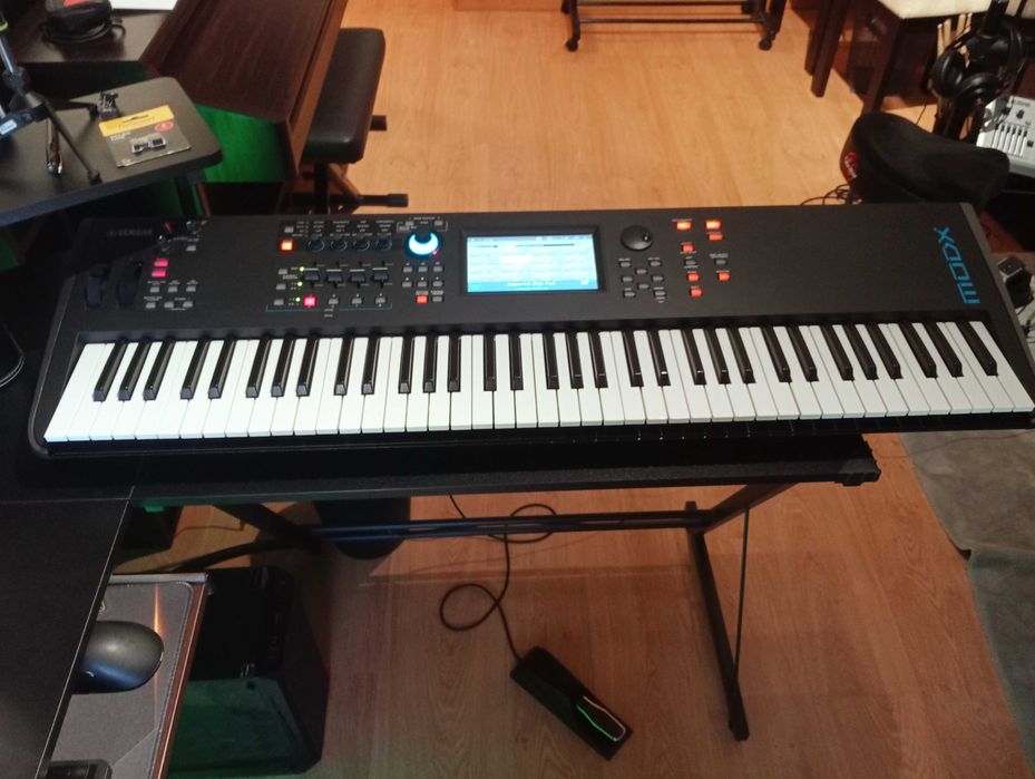 Yamaha MODX 7 com Saco Semi-rígido (oferta capa proteção contra o pó)