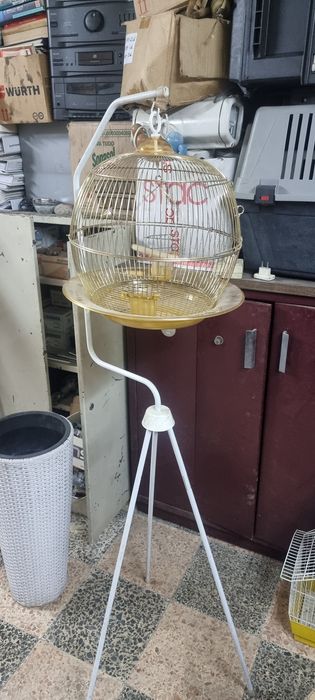 Gaiola redonda de latão com pé