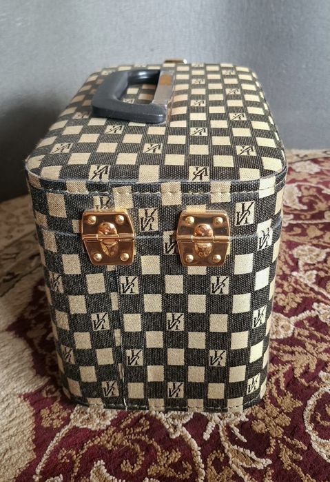 Эффектный кейс в стиле Louis Vuitton с ключами  почти новый
