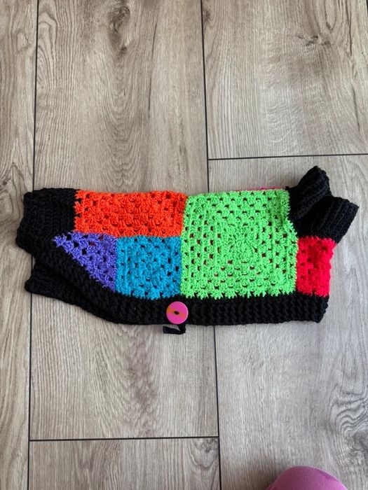 Sweter sweterek kolorowy dla psa ubranko na szydełku szydełkowe M na guziki patchwork