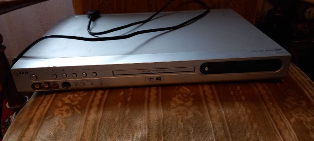 Nagrywarka z odtwarzaczem DVD firmy LG.