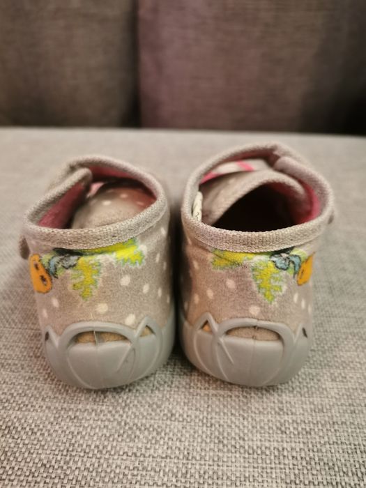 Piękne kapcie z Bunny na rzepy. Rozmiar 22