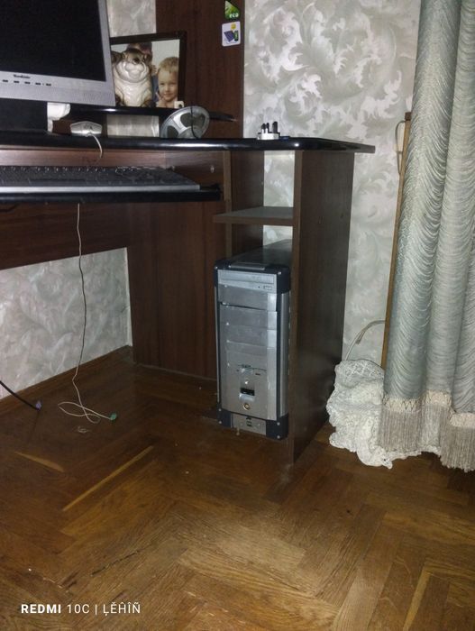 Угловой компьютерный стол