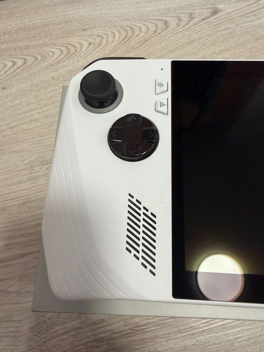 Asus rog ally - przenośna konsola do gier