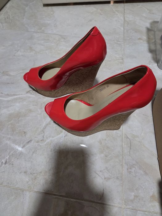 Продам сабо лакові ,жіночі 36р.,в гарному стані