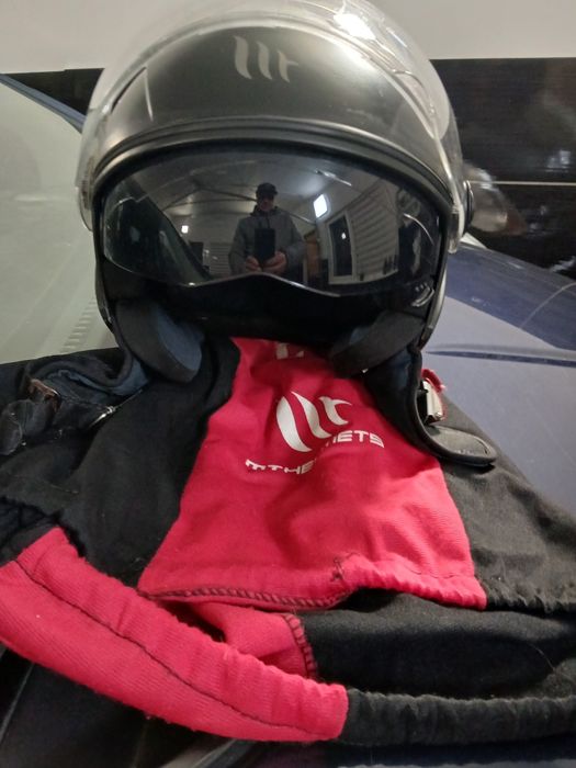 Продам мотошлем MT-Helmets с солнцезащитными очками размер XL