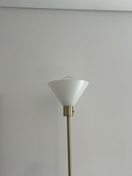 Candiero dourado com detalhes em branco