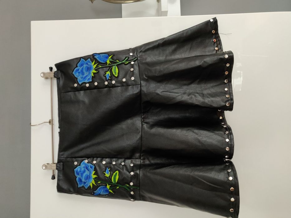 Spódnica z eco skóry róże