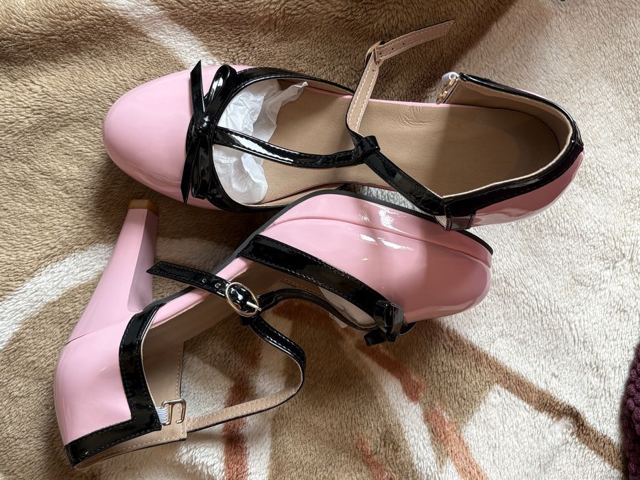 Nowe buty lakierowane różowe