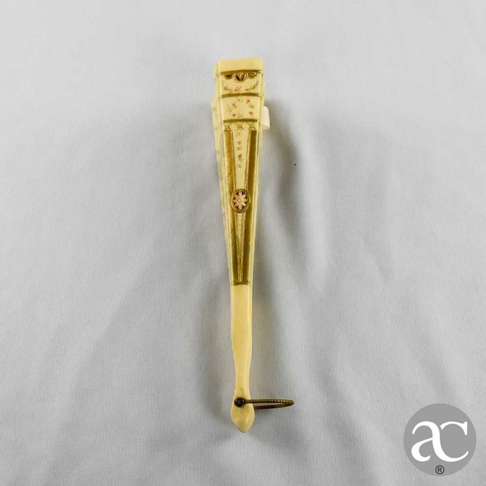 Leque em matéria nobre, pintado à mão com fundo dourado, séc. XIX