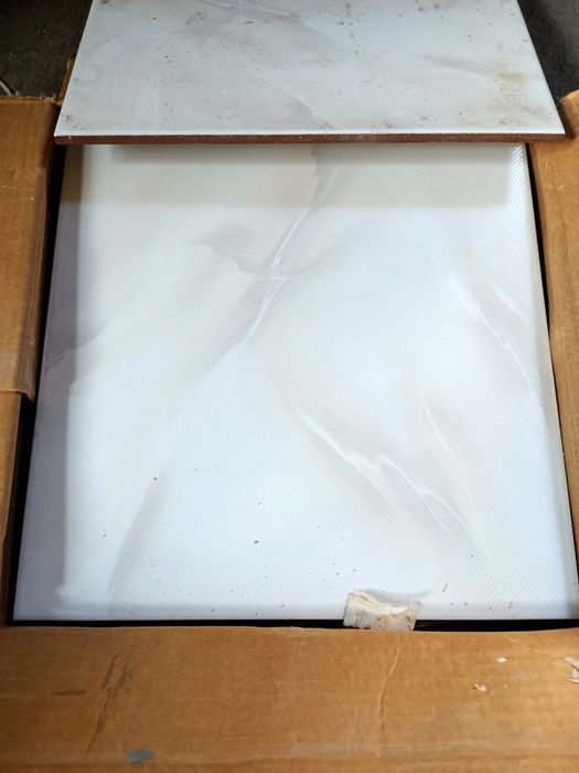 Białe kafelki 30x30