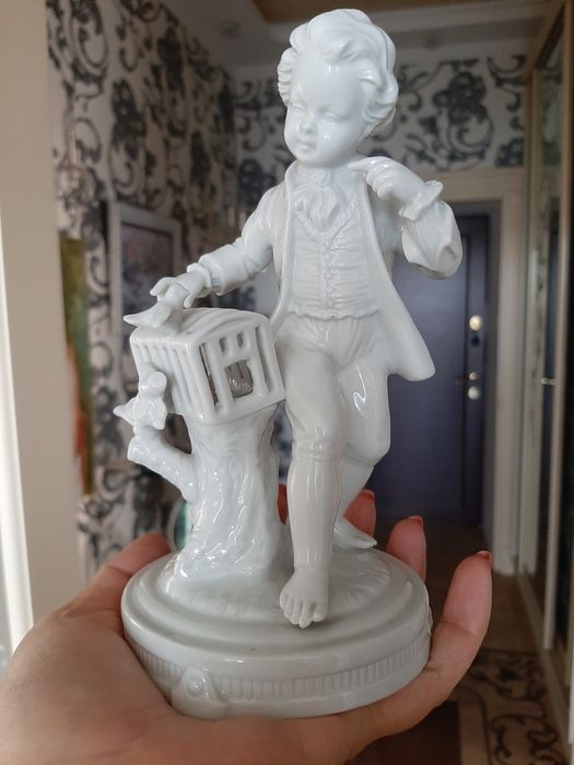 Статуэтка фарфоровая
