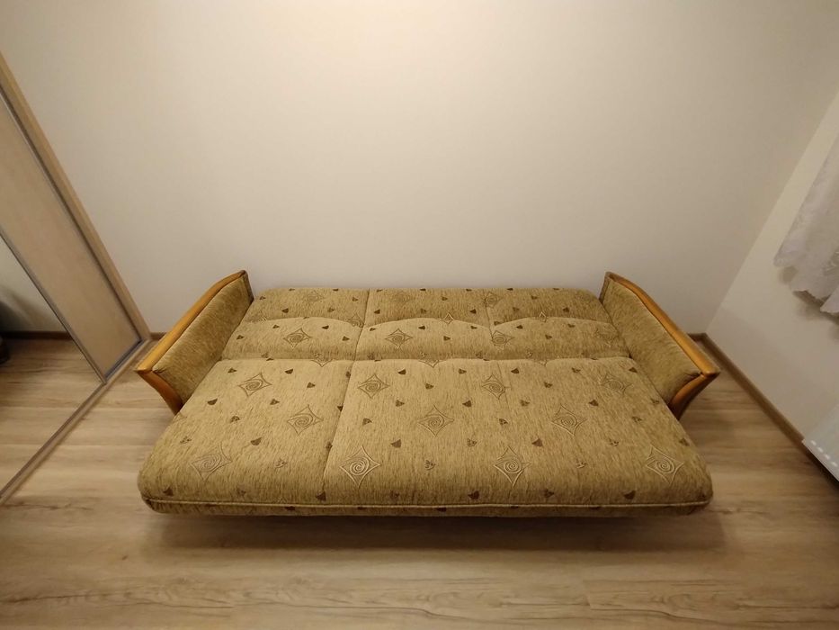 Wersalka z pomysłowym systemem otwierania