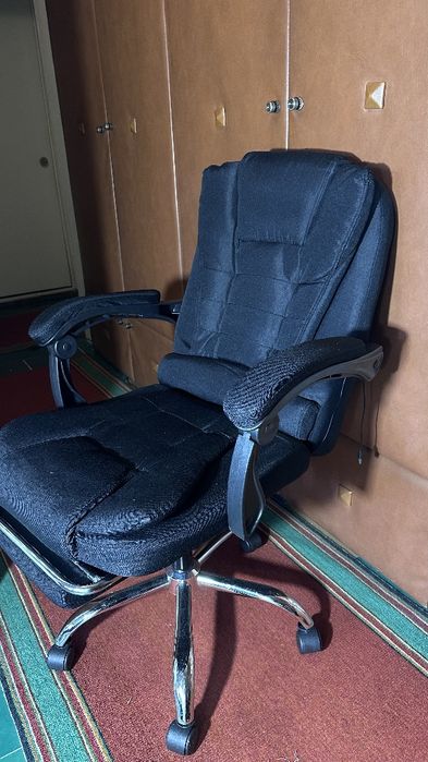 Офисное кресло с массажем поясницы