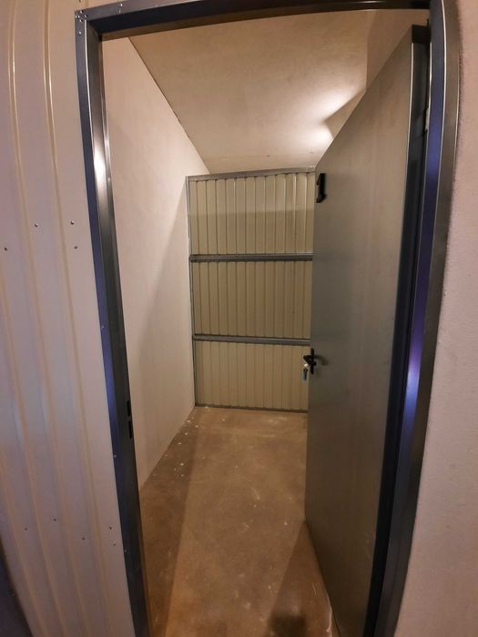 Guarda móveis - boxes e cacifos com diversas dimensões.