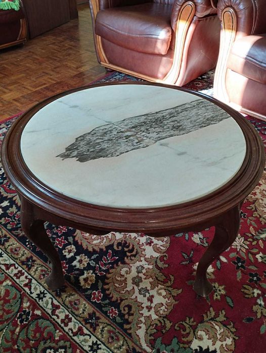 Mesa redonda com tampo em mármore