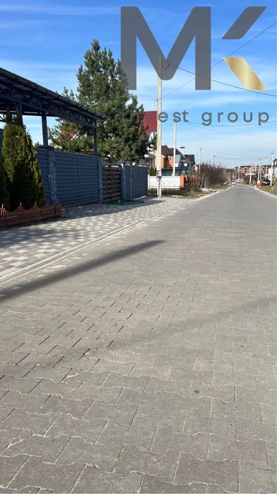 Двоповерховий будинок з видом на ліс у котеджному містечку