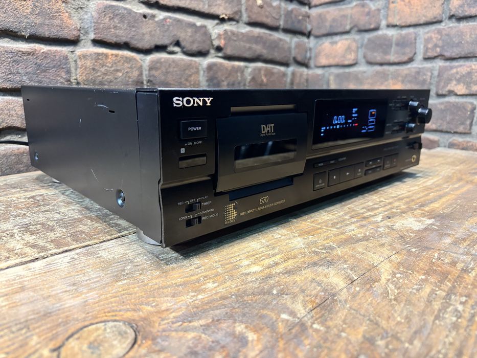 Magnetofon cyfrowy DAT Sony DTC 670