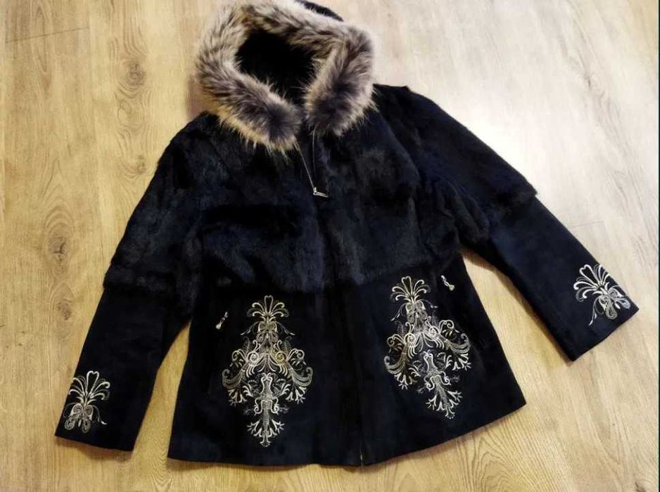 Продам  черную женскую меховую куртку с капюшоном.  Размер 3XL.