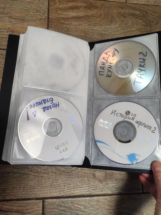 Папка с дисками с фильмами и мультиками