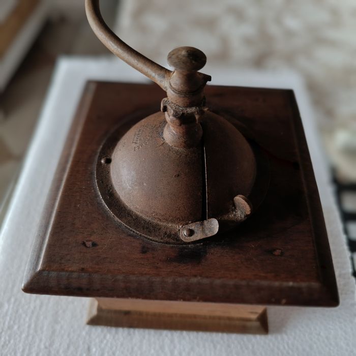 Moedor de café manual antigo da Peugeot Frères.Tudo a funcionar
