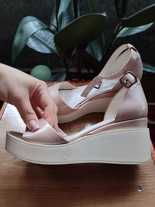 Босоніжки жіночі