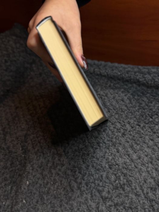 Продам книгу «Священик» Сьєрра Сімоне