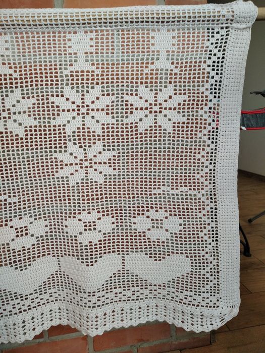 Firanka zrobiona na szydełku.