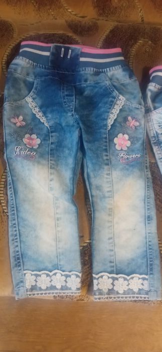 Віддаю безкоштовно 2 пари джинсів і босоніжки