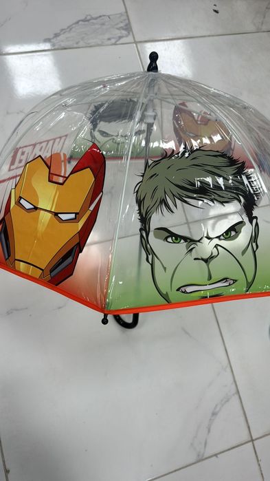 Vários guarda chuva de criança Disney