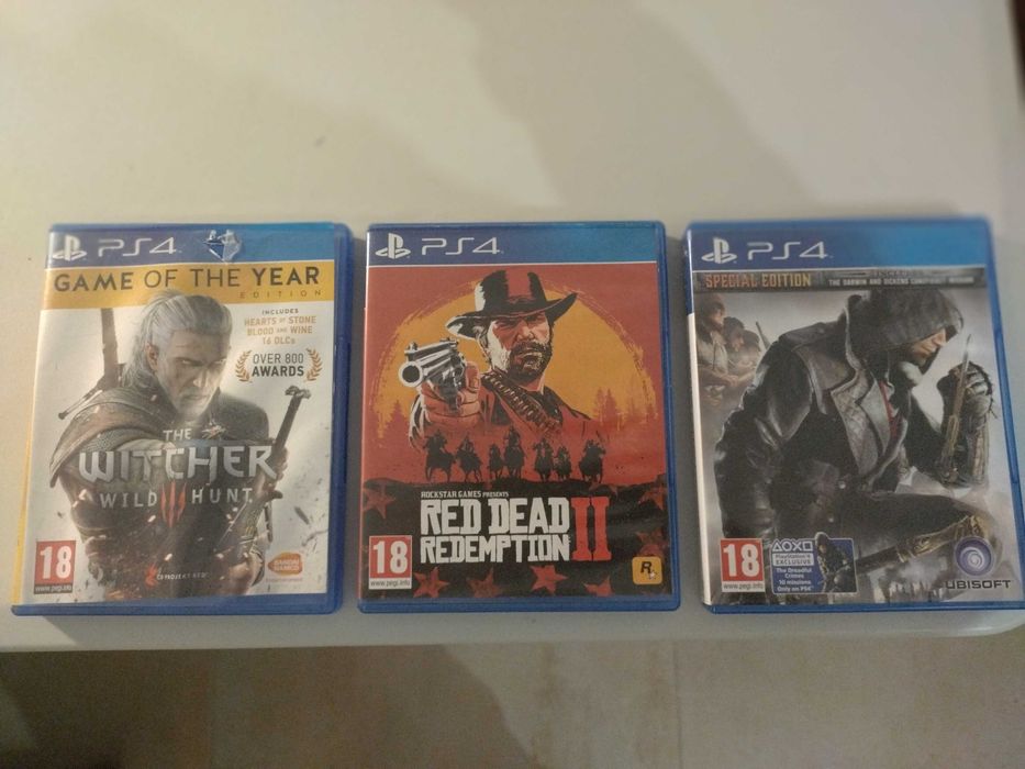 Playstation 4 + 2 Comandos e 3 Jogos