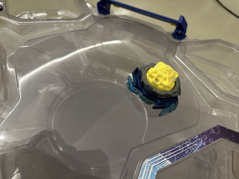 Arena Beyblade – 4 Entradas + 1 Beyblade – Batalhas Multiplayer