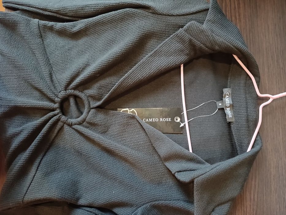 Чорна сукня з розкішним вирізом