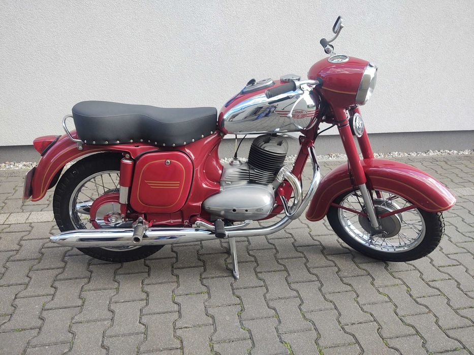 Motocykl.    JAWA 353.  250