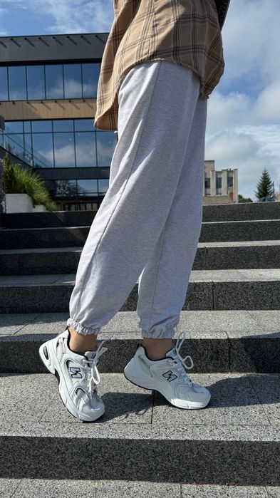 Кросівки нові білі