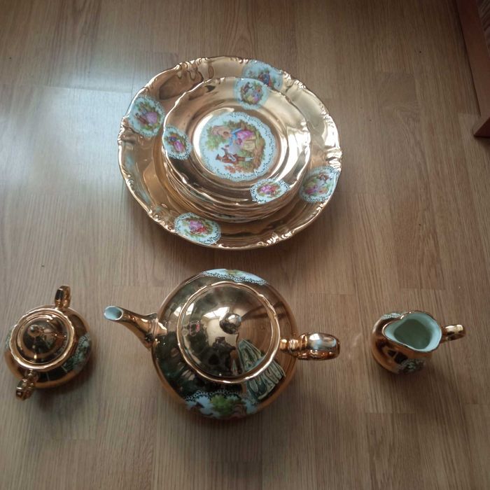 Мадонна Блюдо,тарелки,чайник,сахарница,молочник