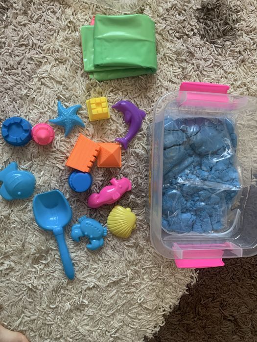 Piasek kinetyczny dla dzieci z basenikiem i foremkami