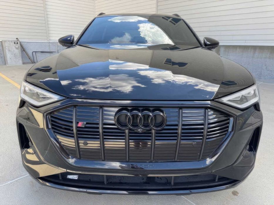 Audi e-tron S      2022