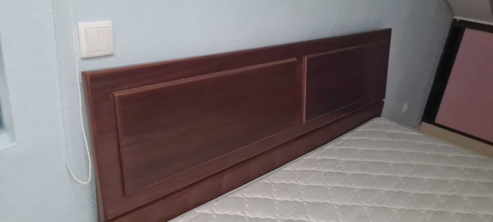 Cama de casal em madeira maciça. Com quatro gavetões.