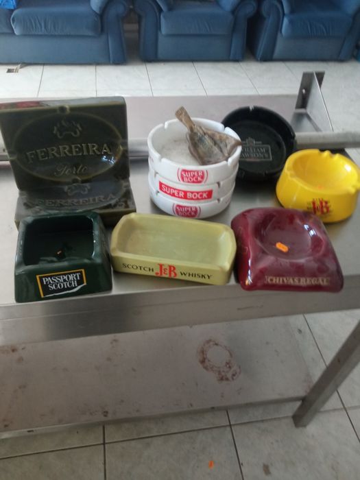 Cinzeiros vintage em louça .