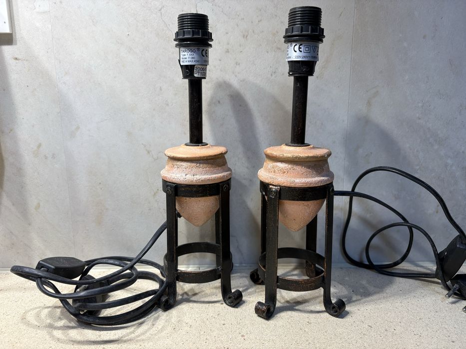 Par de candeeiros de mesa vintage em ferro e cerâmica